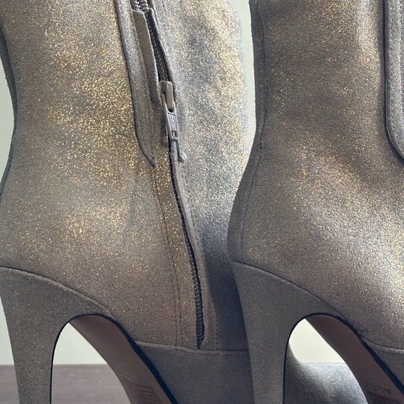 Tan and gold ankle boots. - Picture 3 of 8